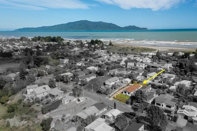 Photo of property in 11 Atua Street, Waikanae Beach, Waikanae, 5036