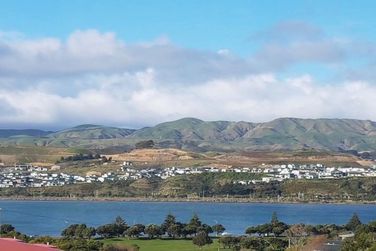 Photo of property in 17 Mawhare Street, Titahi Bay, Porirua, 5022