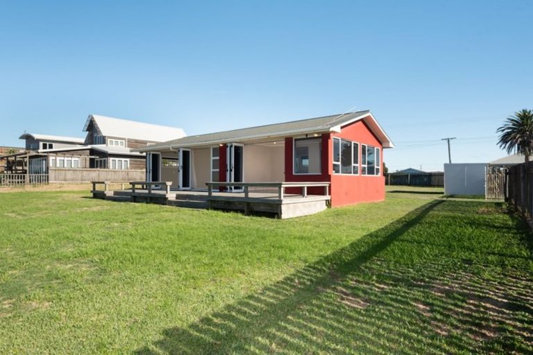 Photo of property in 107 Karewa Parade, Papamoa Beach, Papamoa, 3118