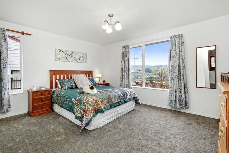 Photo of property in 9 Ordley Grove, Tawa, Wellington, 5028