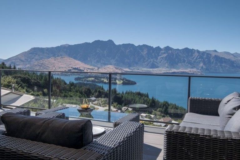 Photo of property in 136 Wynyard Crescent, Fernhill, Queenstown, 9300