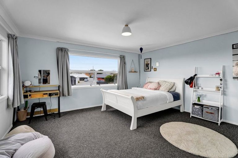 Photo of property in 10 Strandon Place, Strandon, New Plymouth, 4312