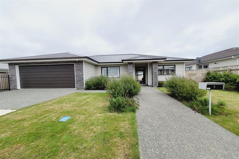 Photo of property in 9 Henrietta Maxwell Grove, Wainuiomata, Lower Hutt, 5014