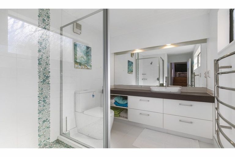 Photo of property in 115 Hillcrest Road, Hatfields Beach, Orewa, 0931