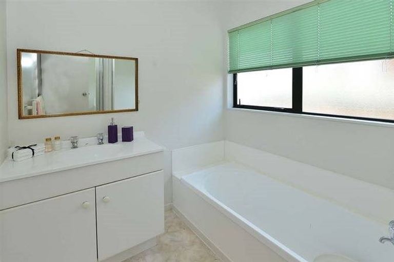 Photo of property in 1/21 Jumento Place, Unsworth Heights, Auckland, 0632