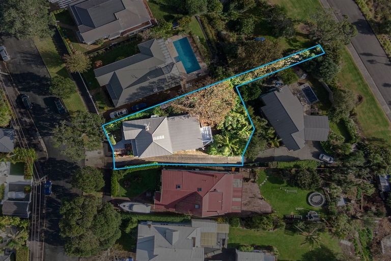 Photo of property in 28 Waterview Road, Stanley Point, Auckland, 0624