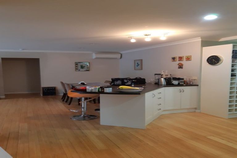 Photo of property in 18 Mountain Road, Henderson Valley, Auckland, 0612