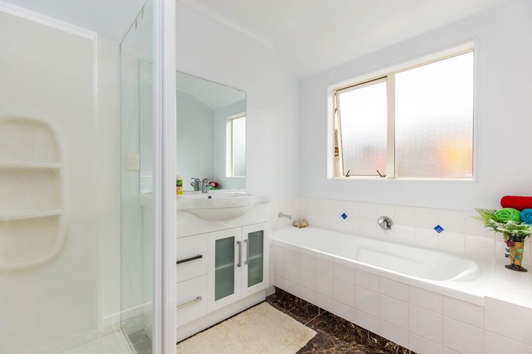 Photo of property in 10 Villino Place, Randwick Park, Auckland, 2105