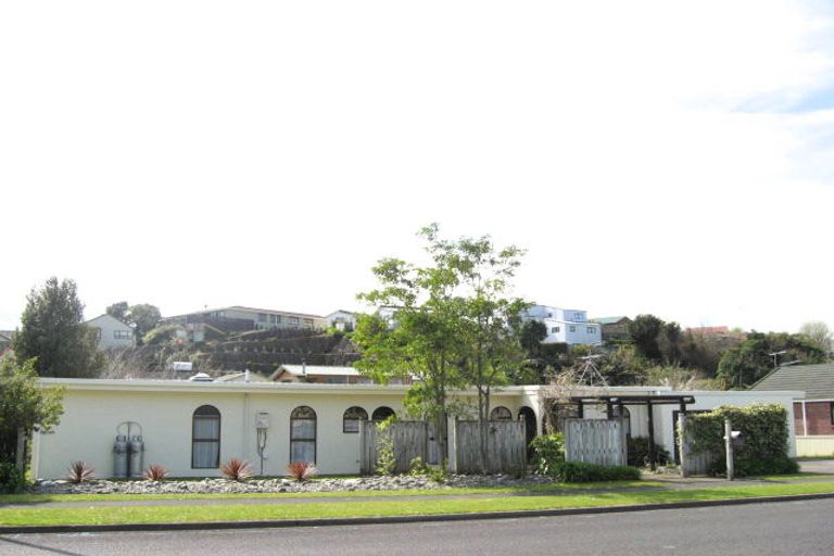 Photo of property in 1 Ainslee Street, Highlands Park, New Plymouth, 4312