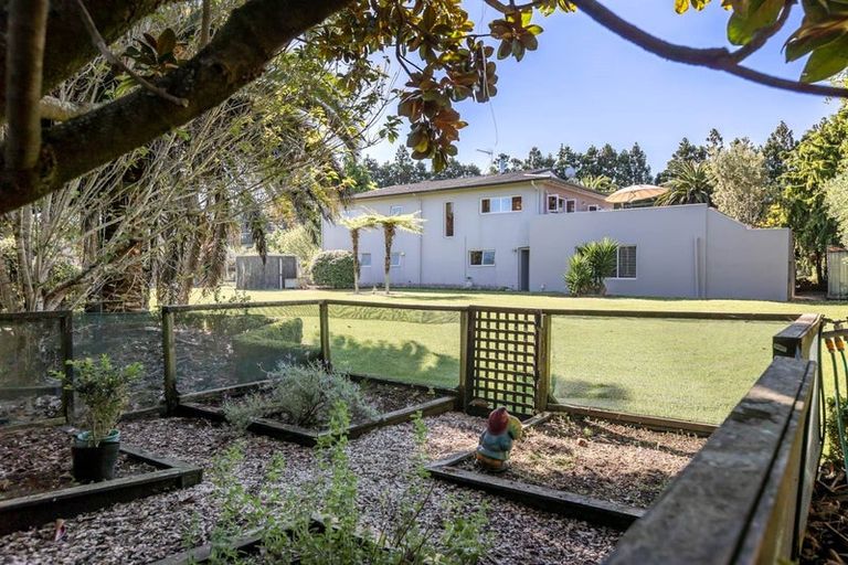 Photo of property in 873 Waitakere Road, Kumeu, 0891