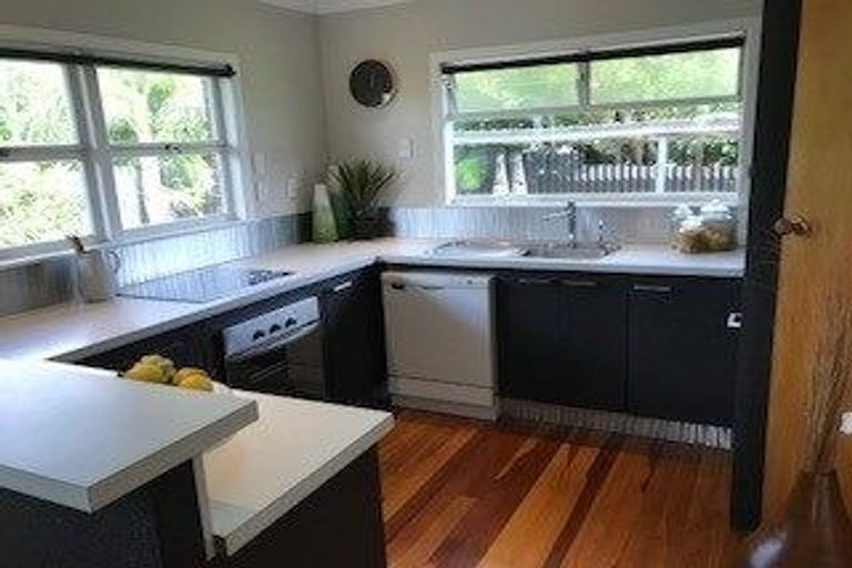 Photo of property in 9 Harding Avenue, Te Atatu South, Auckland, 0610