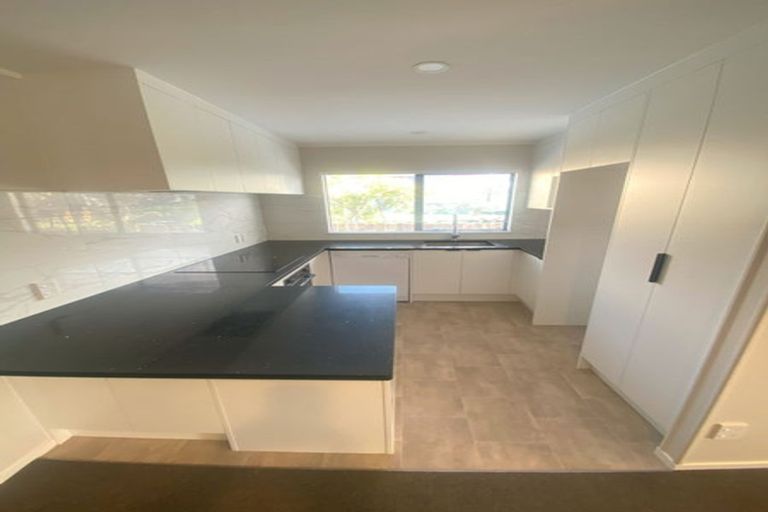 Photo of property in 1/16 Manapouri Place, Pakuranga Heights, Auckland, 2010