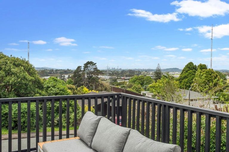 Photo of property in 1 Hartley Terrace, Massey, Auckland, 0614