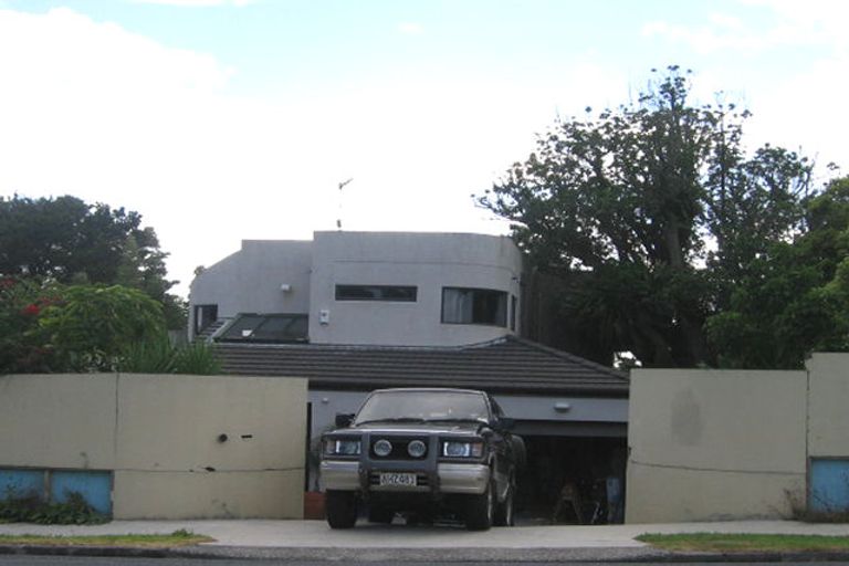 Photo of property in 147 Glenfield Road, Hillcrest, Auckland, 0626