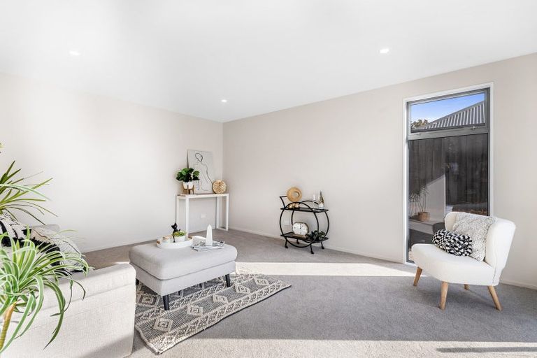 Photo of property in 98 Willowview Drive, Redwood, Christchurch, 8051