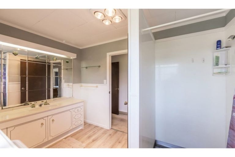 Photo of property in 76a Brian Crescent, Stanmore Bay, Whangaparaoa, 0932