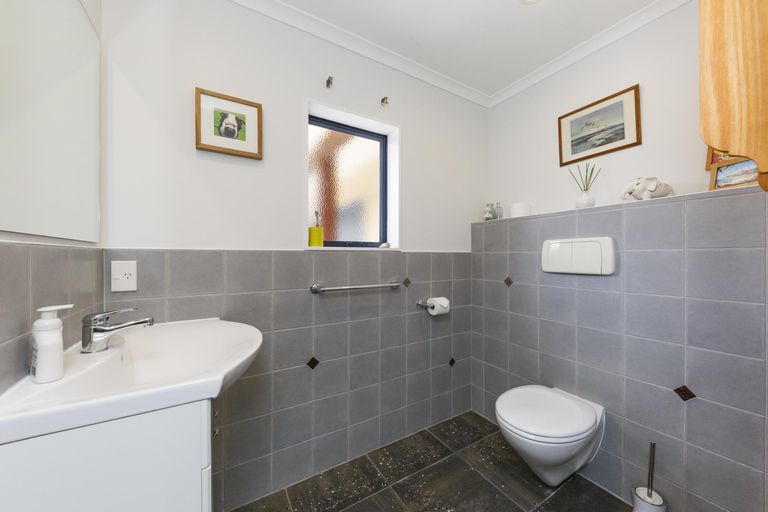 Photo of property in 57 Waicola Drive, Fitzherbert, Palmerston North, 4471