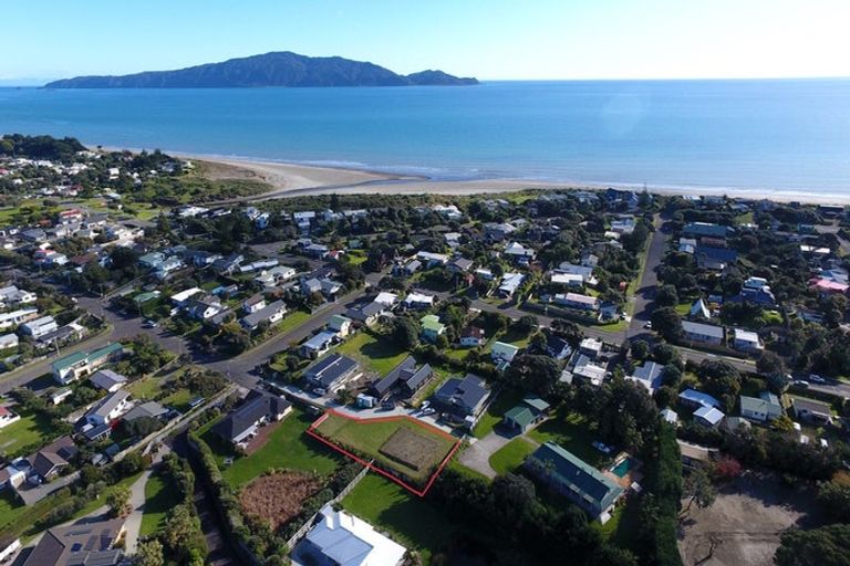 Photo of property in 41 Titoki Road, Waikanae Beach, 5036