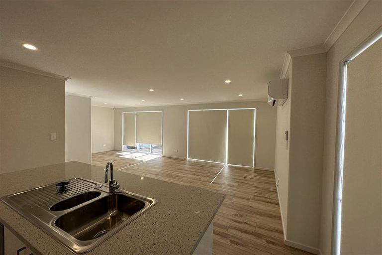 Photo of property in 58 Archibald Road, Kelston, Auckland, 0602