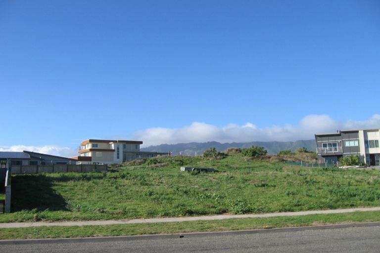 Photo of property in 3 Pharazyn Avenue, Waikanae Beach, Waikanae, 5036