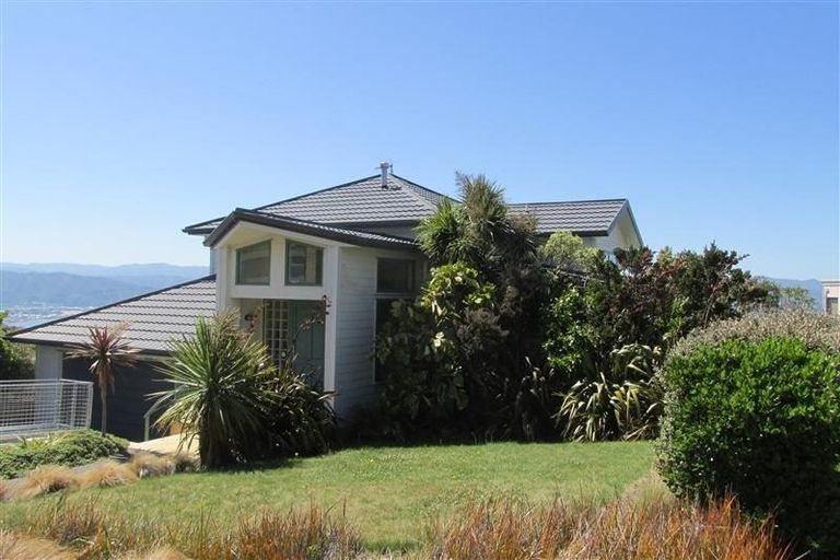 Photo of property in 44 Dress Circle, Newlands, Wellington, 6037
