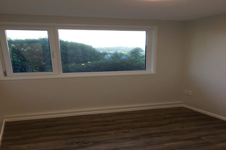 Photo of property in 11 Longcroft Terrace, Newlands, Wellington, 6037