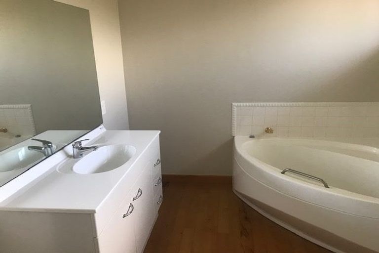 Photo of property in 50 Bleakhouse Road, Howick, Auckland, 2014