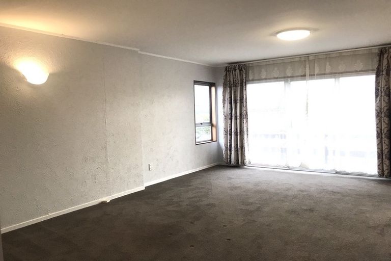 Photo of property in 1/3 Colin Wild Place, Glenfield, Auckland, 0629