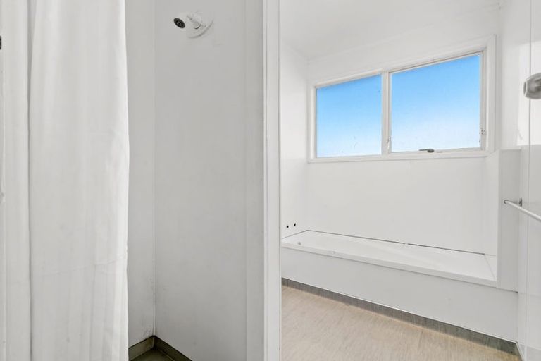 Photo of property in 400 Roscommon Road, Clendon Park, Auckland, 2103