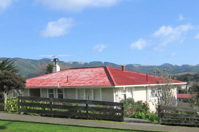 Photo of property in 6 Dorset Grove, Cannons Creek, Porirua, 5024