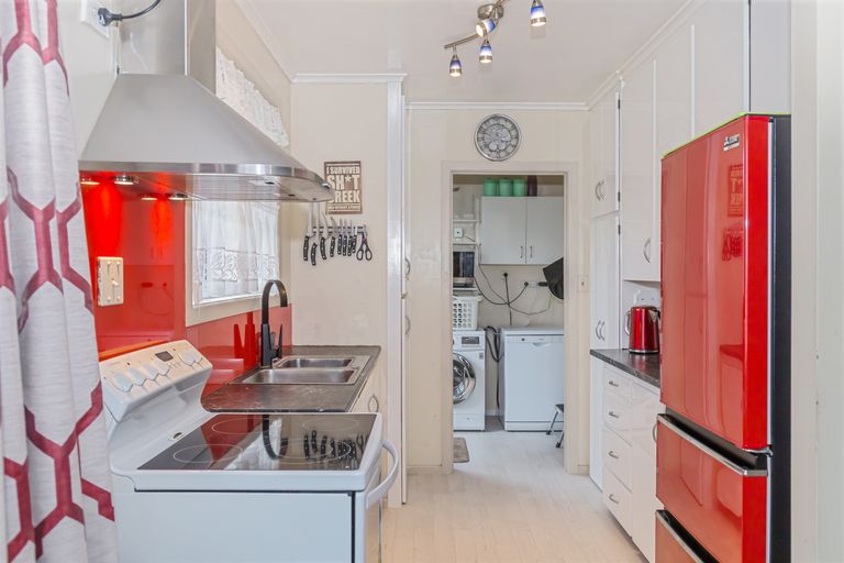 Photo of property in 1/23 Merton Avenue, Glenfield, Auckland, 0627