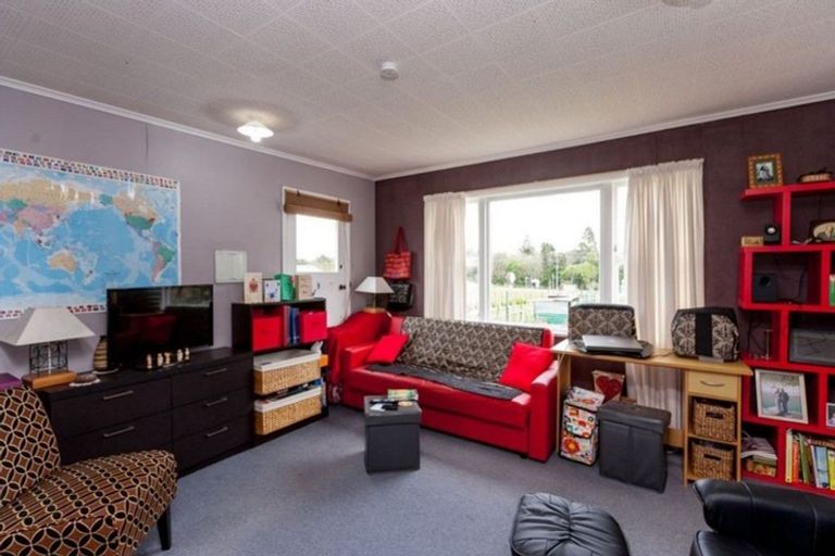 Photo of property in 421a South Road, Omata, New Plymouth, 4374