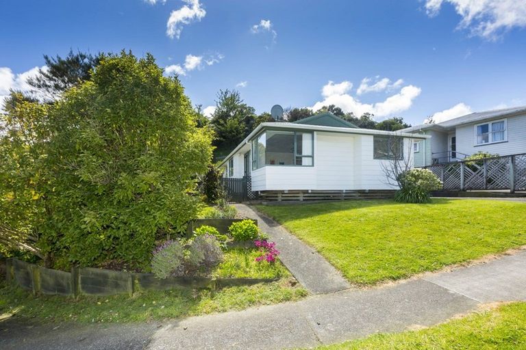 Photo of property in 13 Barberry Grove, Maungaraki, Lower Hutt, 5010