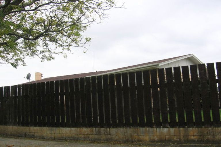 Photo of property in 1 Ellesmere Crescent, Highbury, Palmerston North, 4412