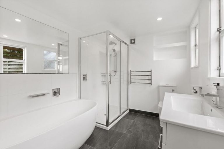 Photo of property in 1400 Whangaparaoa Road, Army Bay, Whangaparaoa, 0930