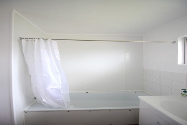 Photo of property in 2/587 Glenfield Road, Totara Vale, Auckland, 0629