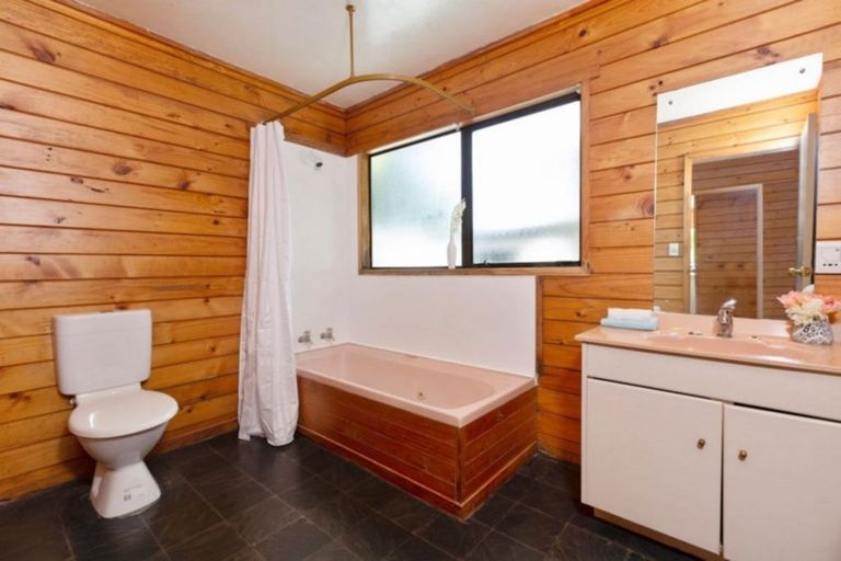 Photo of property in 2/62 Hillcrest Avenue, Hillcrest, Auckland, 0627