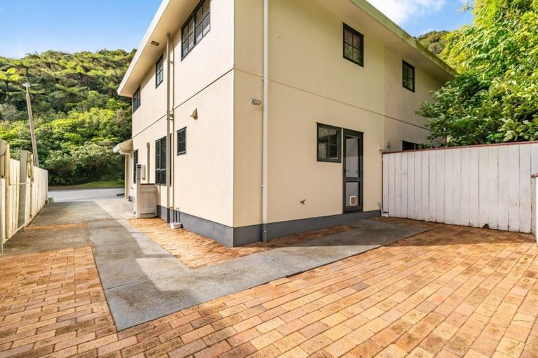 Photo of property in 16b Parsons Glen, Karori, Wellington, 6012
