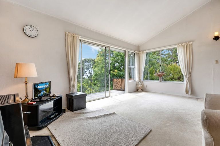 Photo of property in 98 Otitori Bay Road, Titirangi, Auckland, 0604