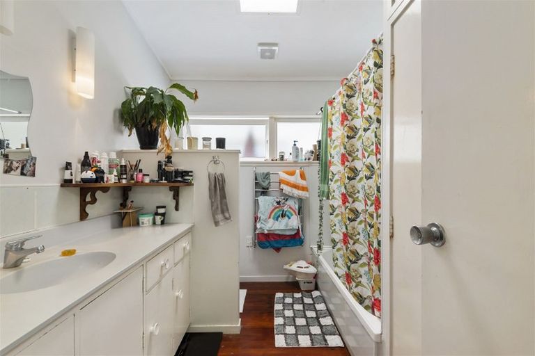 Photo of property in 62 Braemar Road, Castor Bay, Auckland, 0620