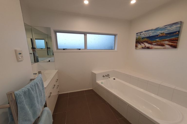 Photo of property in 2/42 Knightsbridge Drive, Forrest Hill, Auckland, 0620