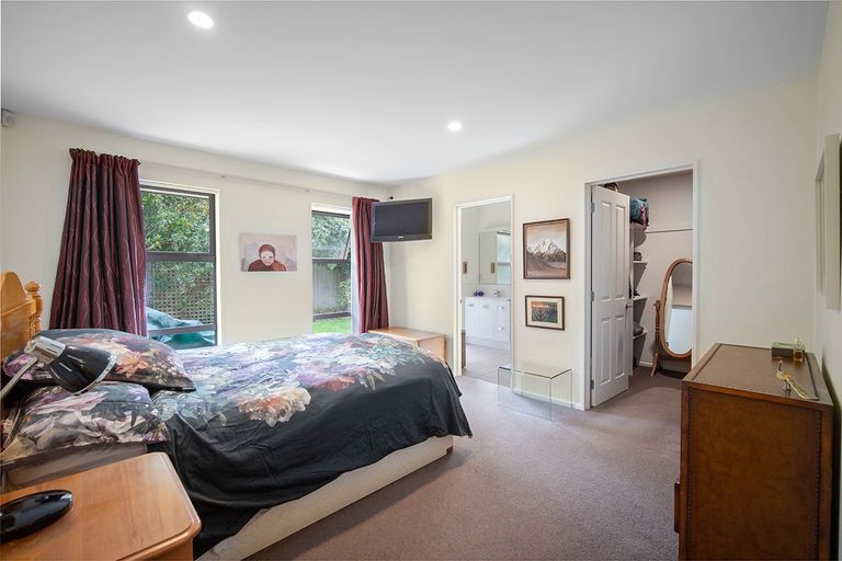 Photo of property in 4 The Oval, Hillmorton, Christchurch, 8024