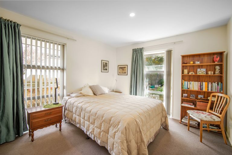 Photo of property in 4 The Oval, Hillmorton, Christchurch, 8024