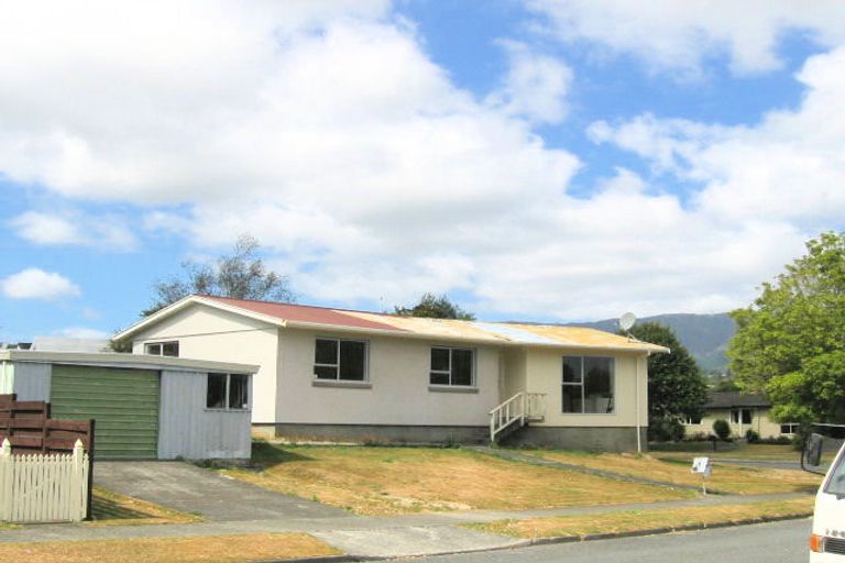 Photo of property in 2 Hartford Crescent, Totara Park, Upper Hutt, 5018