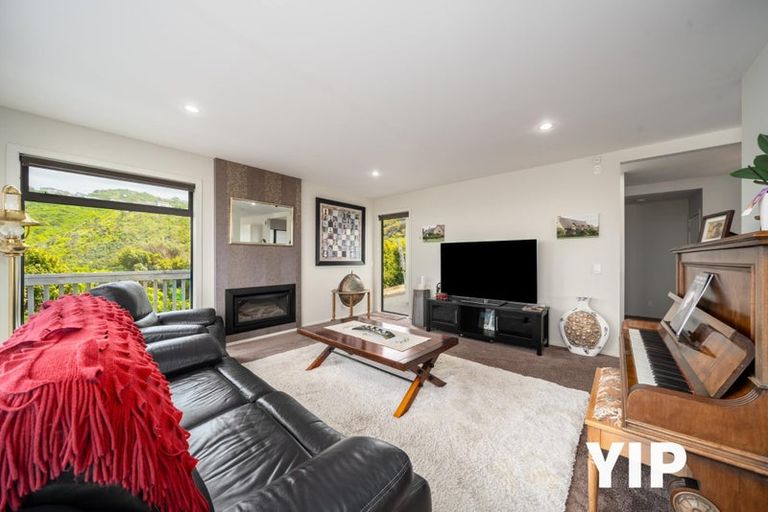 Photo of property in 14 Cromwell Point, Newlands, Wellington, 6037