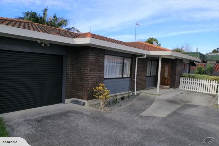 Photo of property in 3/98 Roberts Road, Te Atatu South, Auckland, 0610