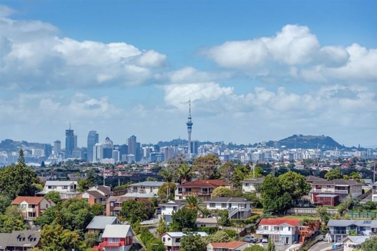 Photo of property in 127 Sunset Road, Totara Vale, Auckland, 0632