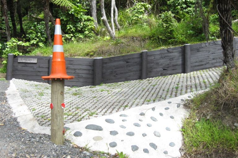 Photo of property in 80 Rayner Road, Piha, 0772