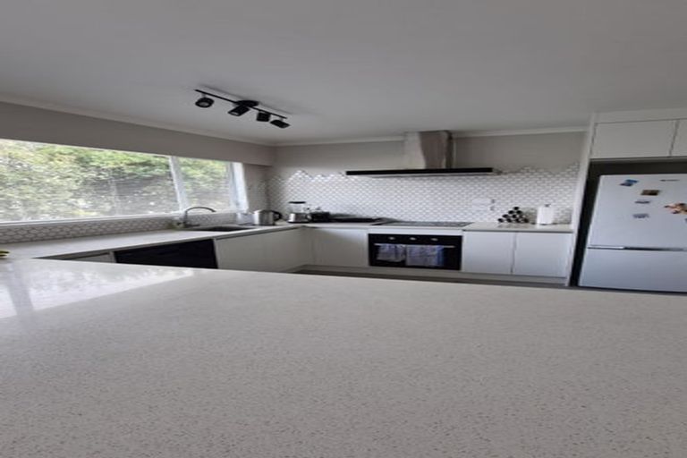 Photo of property in 2/4202a Great North Road, Glendene, Auckland, 0602