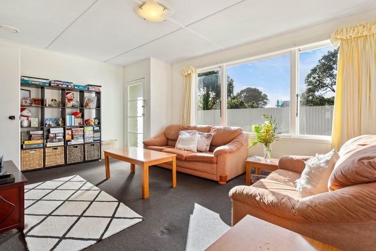 Photo of property in 2/99 Hobsonville Road, West Harbour, Auckland, 0618